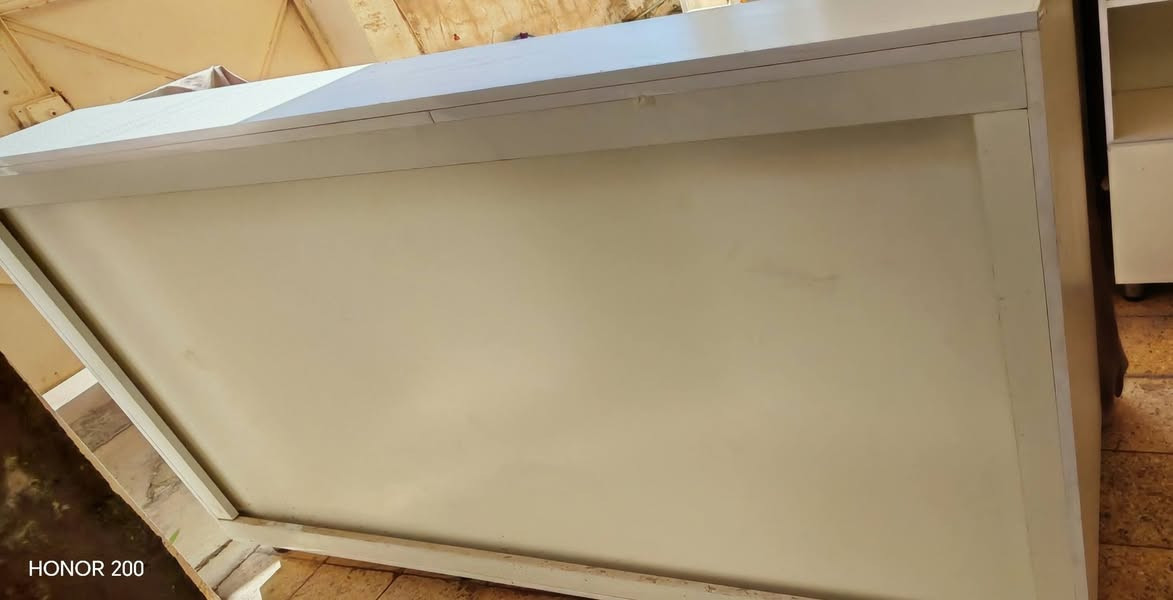 السلام عليكم 
عندي فاترينات وميز ضوئي للبيع جديد ممستخدمه ابد فصلناها وخرب المشروع وداعرضها للبيع
تفاصيلها الفاترينات عدد ٨ كل وحده بيها ٧ رفوف عمق الرف 30سم الرف السفلي بيه باب، وميز امامي ضوئي العرض 2.60 متر. خشبها نوعيه ممتازه
  للتفاصيل اكثر الاتصال بالرقم ***********
