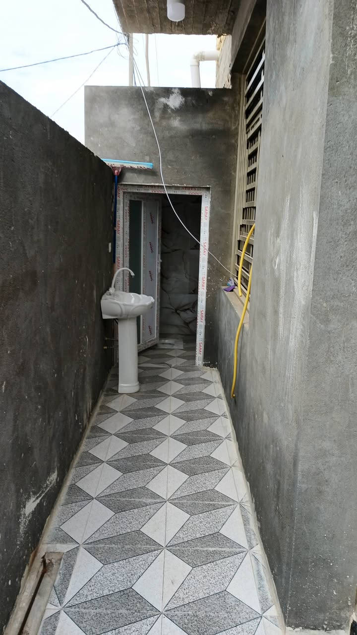 بيت للبيع جديد توه خلص صارله اسبوعين السبل فرع صيدليه الرحمه طابقين 4غرف نوم صالتين  ثلاثه حمامات ومناور اثنين استقبال 9في 4 مطبخ يبعد عن الشارع العام 200متر السعر 160 بيه مجال خدمات ماء كهرباء مجاري للاستفسار ***********
