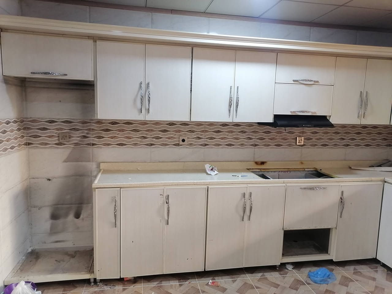 كاونتر المنيوم كبير ونضيف بسعر جدا مناسب عنوان زانكو99 تلفون اتصال واتساب فايبر ***********
