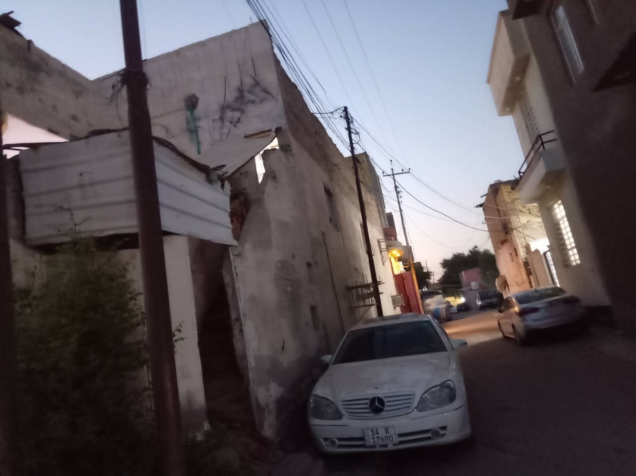 السلام عليكم بيت للبيع شارع النبي براهيم خلف المعارض القديمه المساحه٢٠٩ مكون من بيت وشقه ومشتمل بيت ركن
طابو صرف تحويل مباشر 
السعر ٤٠٠ وقابل للتفاوض
الرقم *********** ابو علي
