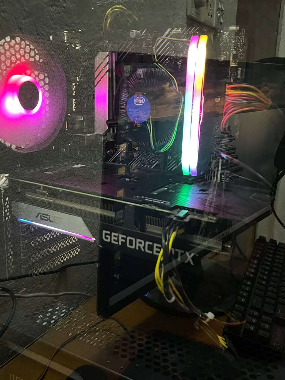 Gpu:  geforce RTX 3060 TI 8 giga vram . Cpu: Intel i5 10400F . Ram: 16 giga ddr4 3600 Lexar motherboard : Asus H510-A . Storage:Hdd 1tb .Ssd 128GB . Power supply : Thermaltake litepower 650W . Case Gamedias 2 Rgb fans.cooler: Air cooler
كرتون كرت شاشة والرامات موجودة 
كرت شاشة ما مفتوح وحرارته 77 وعندي فيديو 
السعر:- 950 الف 
توصيل متوفر


**إذا كنت صاحب هذا الإعلان وتريد حذفه لأي سبب، رجاءا أرسل رسالة إلى الدعم الفني**