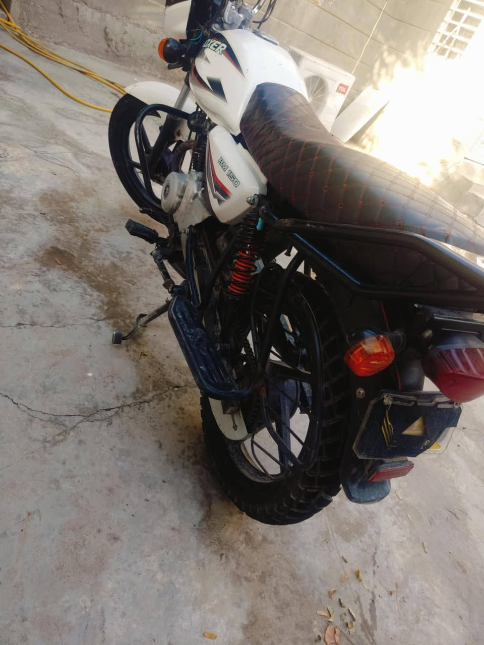 السلام عليكم دراجه بوكسر للبيع ماشيه 34 الف كايمه تمشي ماعليها وين ماتريد تراي روح بيه مكاني الديوانية رقمي ***********
