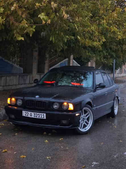 بە ناوی خوای گەورە 
بیئیم بیلاد ٥٤٠ کامل کراوەتە٥٤٤ کامل دەستکاری
مۆدیل ٩٤ 
 دەبل پەرەشوت 
قەپات مواسەفات
سلایت 
پێش گەورە
دەعامی پشت و پێش سپۆرتی یەک پارچە
ویلی M18 لۆک 
کوشن سیاعی 
کوشن جلد 
سەنەوی نوویە تا ٣٠ بە ناوی خۆمانە 
پێش کەپسە پشتی بەس ناو حەوزی هەیەتی 
سەیارەکە رووبەروو بیبینە بە دلت نەبوو پارەی ریگات بۆ دەگێرمەوە بە شەرتی قووەت کارەبای هەموو گیانی بە شەرتە 
سعری ١١٠گەلاو مەجالێکی کەم گۆرینەوە دەکەم بەس بە بیئیم ٥٢٥ یان سەقەر رەقەم ئارمم ناوێت 
شوین رانیە *********** رانية
