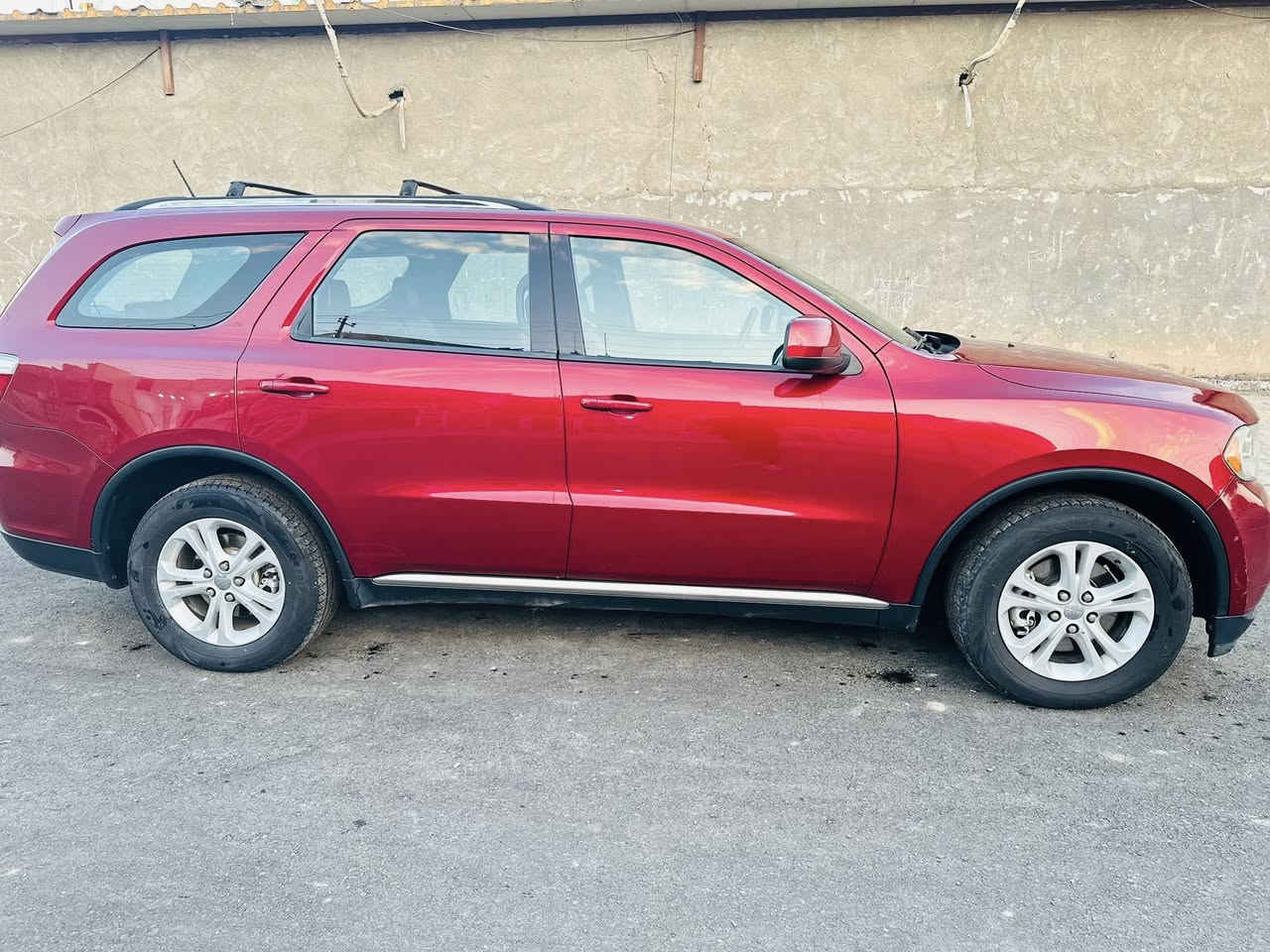 السلام عليكم
دورنكو موديل 2013 خليجي 
مكفولة من كلشي 
فول مواصفات 
لون كرزي 
فتحة سقف
‎ كشنات جلد 7راكب 
تدفئة تبريد 
كامرة خلفية حساس خلفي بلادي
محرك 3600
باقي التفاصيل بالصور 
السيارة بيه بارد مكانات بسيطة كما موضح بالسونار
ماشية (147الف) حقيقي 
السيارة مال جناي باسمي استخدام شخصي مال بيت 
السعر( 215) وبيه مجال للشراي 
مكاني بغداد رقمي للتواصل 
***********
