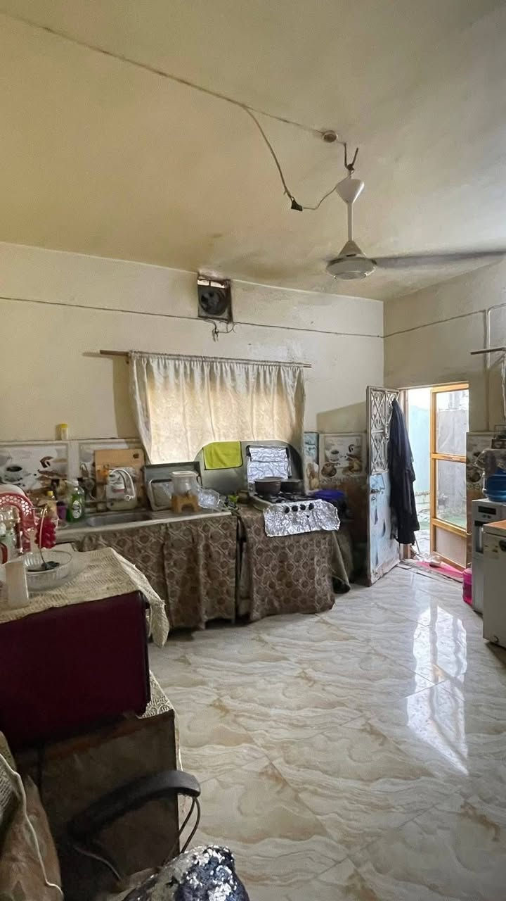السلام عليكم بيت طابو صرف للبيع حي الشهداء مقابل صاله الوهاج ٢٢٠ متر مع مشتمل خلف التجاري. كافه الخدمات موحوده لتواصل على الخاص او اتصال على رقم ***********

