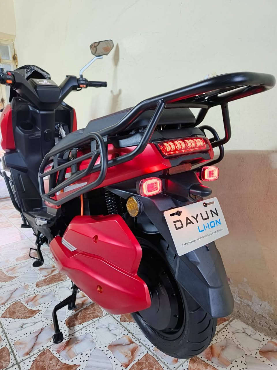 السلام عليكم للبيع دراجه اباجي ليثيوم مديل 2025 دراجه زيرو ما ماشيه وضع الشركه مشحونه مره وحده لون مميز مكفوله كفاله عامه وصل الشراء موجود صار 15 يوم من ماخذها بيها ضمان سنه كامله بل عقل ولبطاريات ولملف
تفاصيل الدراجه 
بريك امامي خلفي عنار هايدروليك
حساس بريك
مثبت سرعه 
نضام R الرجوع الى الخلف
مانع تزحلق 
نضام بارك
لايت نجمه عالي ناصي + لايت
 ضباب + رماش
بك لايت خلفي لد
اشاير لد ليزري + دبل اشاره
سستم صوت بلوتوث
مخرج USB
حجم البطاريه 30 انبير تقطع مسافه بل شحنه الوحده 90 كيلو 
ملف الدراجه 3000
سرعه الدراجه الحقيقيه 90
شاحنه تدعم الشحن السريع وليقاف الذاتي
تايرات جبليه حجم 12
دبلات امامي خلفي غاز
كشن سياحي طبي جلاتين
درع امامي خلفي لحمايه الدراجه 
طلاعات جانبيه لراكب الخلفي
الشراي يتفضل خاص او التصال عله الرقم*********** مكان الدراجه بغداد الكاظميه
سعر الدراجه 1500 بيها مجال بصيط
