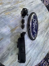اغراض فورد f 150 كامرة امامية وكامرة خلفية ودكمة الصندوك مع القاعدة وا...