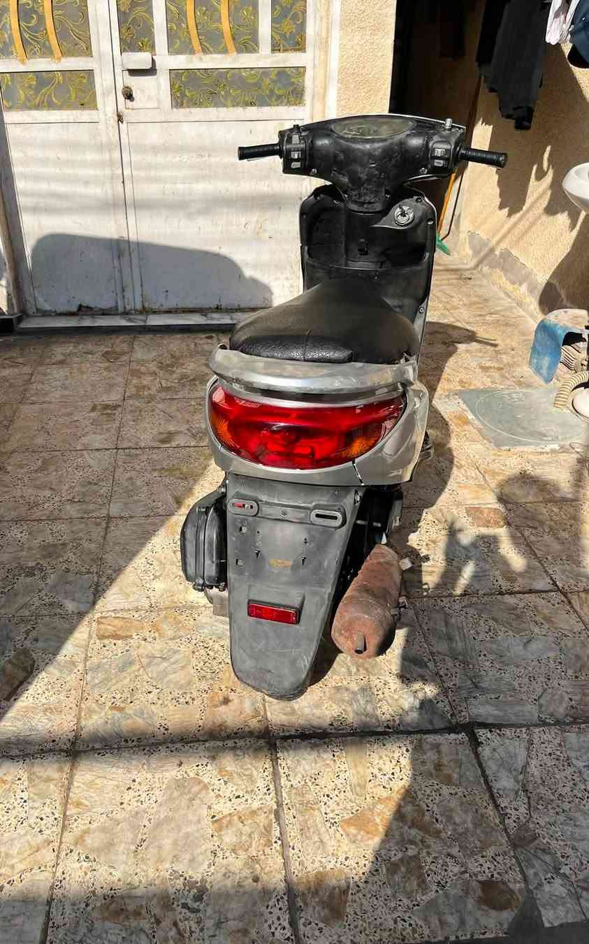 سلام عليكم دراجة ابريز 140لبيع جاهزه كامله سلف هندر شلعه  دراجه نضيفه مكينه خرسه كامله كهربائيات شغاله السعر 425وبيها مجال المكان الشعب الرقم ***********
