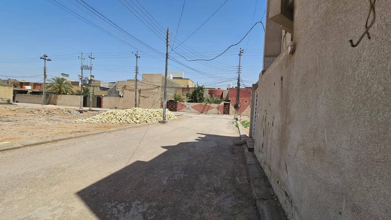 السلام عليكم اخوان دار مساحة 100 متر كامل الخدمات خط كوسترات + عنوانه البوبيات بناء حديث علق تم يوصلك  السعر اي تفاصيل *********** أو ع خاص
