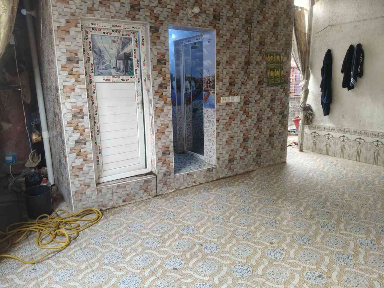 سلام عليكم بيت للبيع موقع حي العسكري ثاني مقابيل مدرسة صينية فرع مقابيل جامع حسين مساحة بيت 200 متر يحتوي 3 غرف واستقبال حمام تواليت بيت ملك سعر بيت 100 وبي مجال ***********
