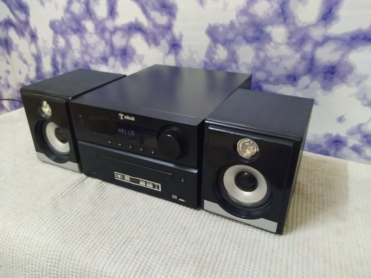 جهاز ماركة Tokia 
* راديو Fm
*سي دي شغال أقراص  mp3 & audio
* رام USB
* مدخل ومخرج أواكس aux 
تحكم ريمونت كونترول 
كهرباء 220 فولت 
السعر 40 الف
يوجد توصيل *********** واتس اب
