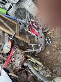 دراجة شحن  ٥ باتري مشتغلة اقل السنة ومتروكة من ٢٠١٦ نقصها حاضن بطاريات...