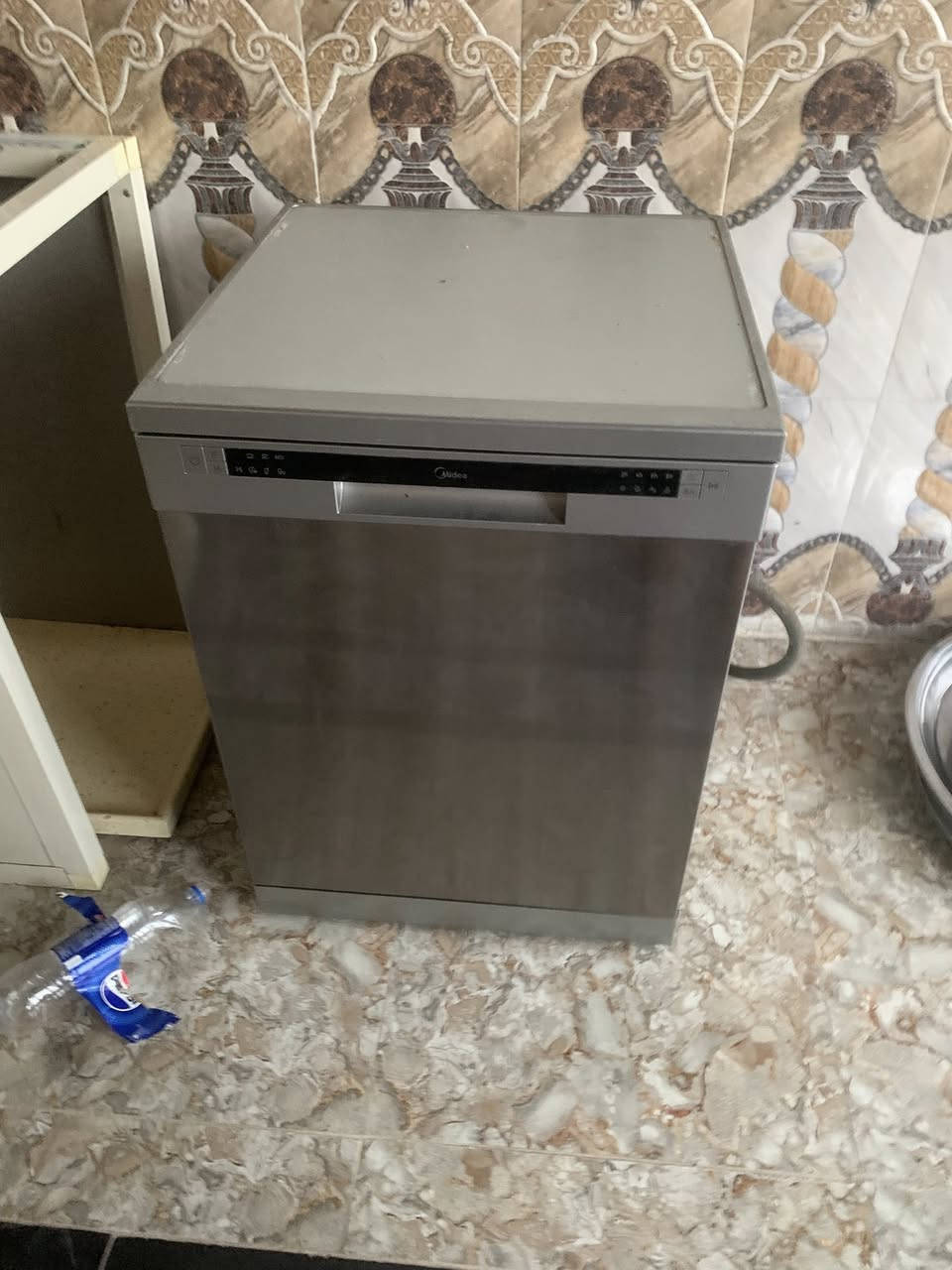 غساله اماعين للبيع ويه الميز والمرمر مالته شغاله وجديده حيل السعر ٢٥٠ وبيه مجال ***********
