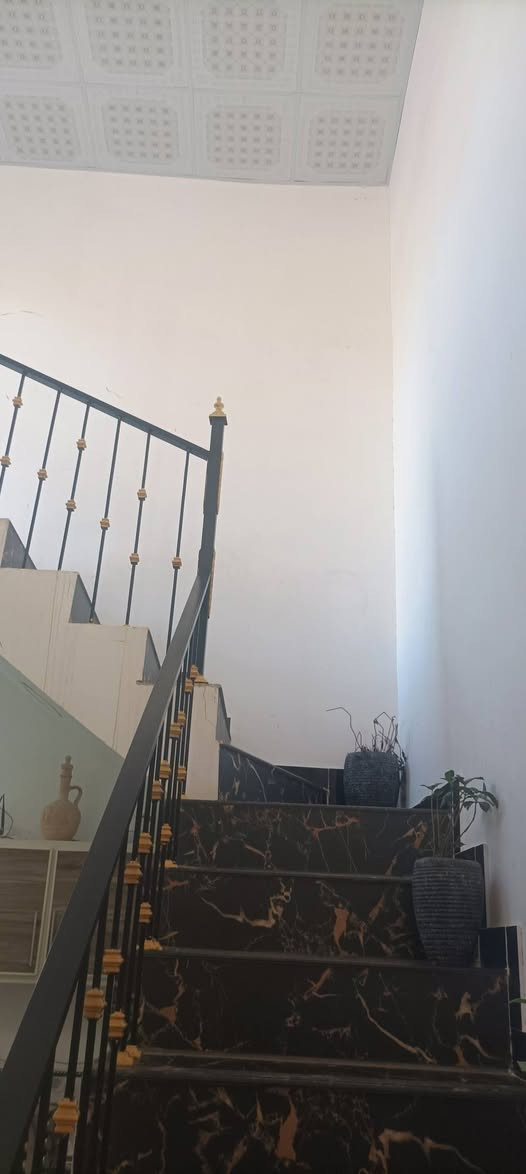 السلام عليكم دار للبيع مساحه ٩٠ متر واجهه ٥ نزال ١٨ طابو سند ٢٥ يحتوي علي مدخلين غرفتين نوم طابق ونص استقبال مطبخ حمام ارضي مرافق خارجي غرفه سويت العنوان بغداد جزيره 
السياحية بستان غالب وات ساب ***********
