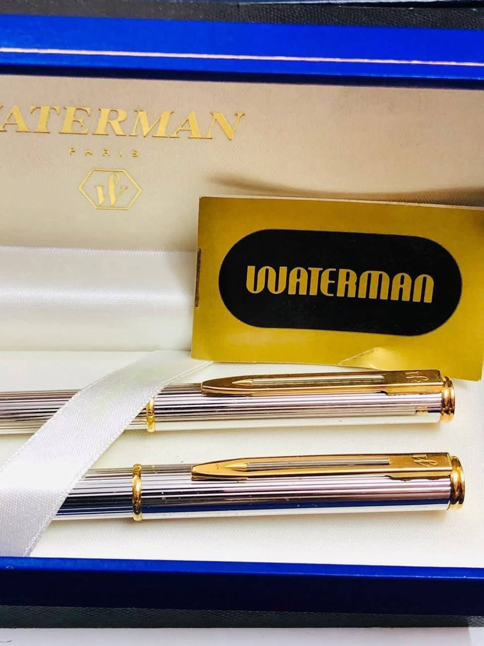 سيت اقلام وترمان ( Waterman) فضه 
فرنسي اصلي انتاج الثمانينات 
ريشه ذهب خالص عيار ١٨ - 750
فضه  مميز وطلاء  ذهب   
لوك غير مستعمل ( حبر  - جاف ) 
مع العلبه الأصلية والكتلوك 
للاتصال ***********
