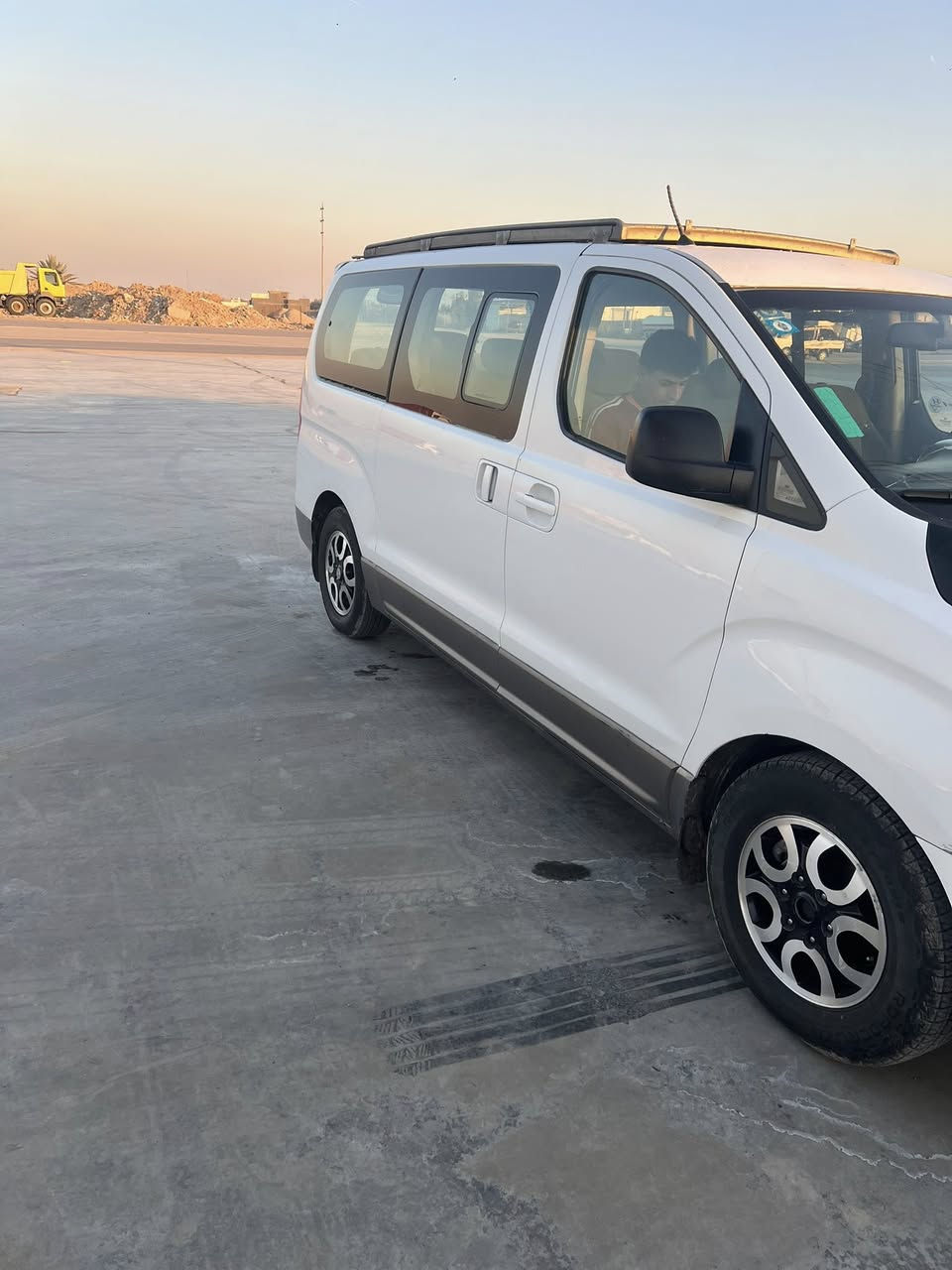 السلام عليكم استاركس ٢٠١٢ رقم انبار دولي باسمي مكشره ومصبوغه احزام بدون ضربة جاكوج مكفوله من الضربه بس بخ مكينه كير حداديه تخم تاير السياره جديده السعر ١٢٧ ***********
