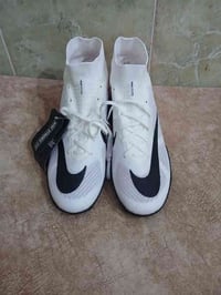 حذاء رياضي • مع التوصيل