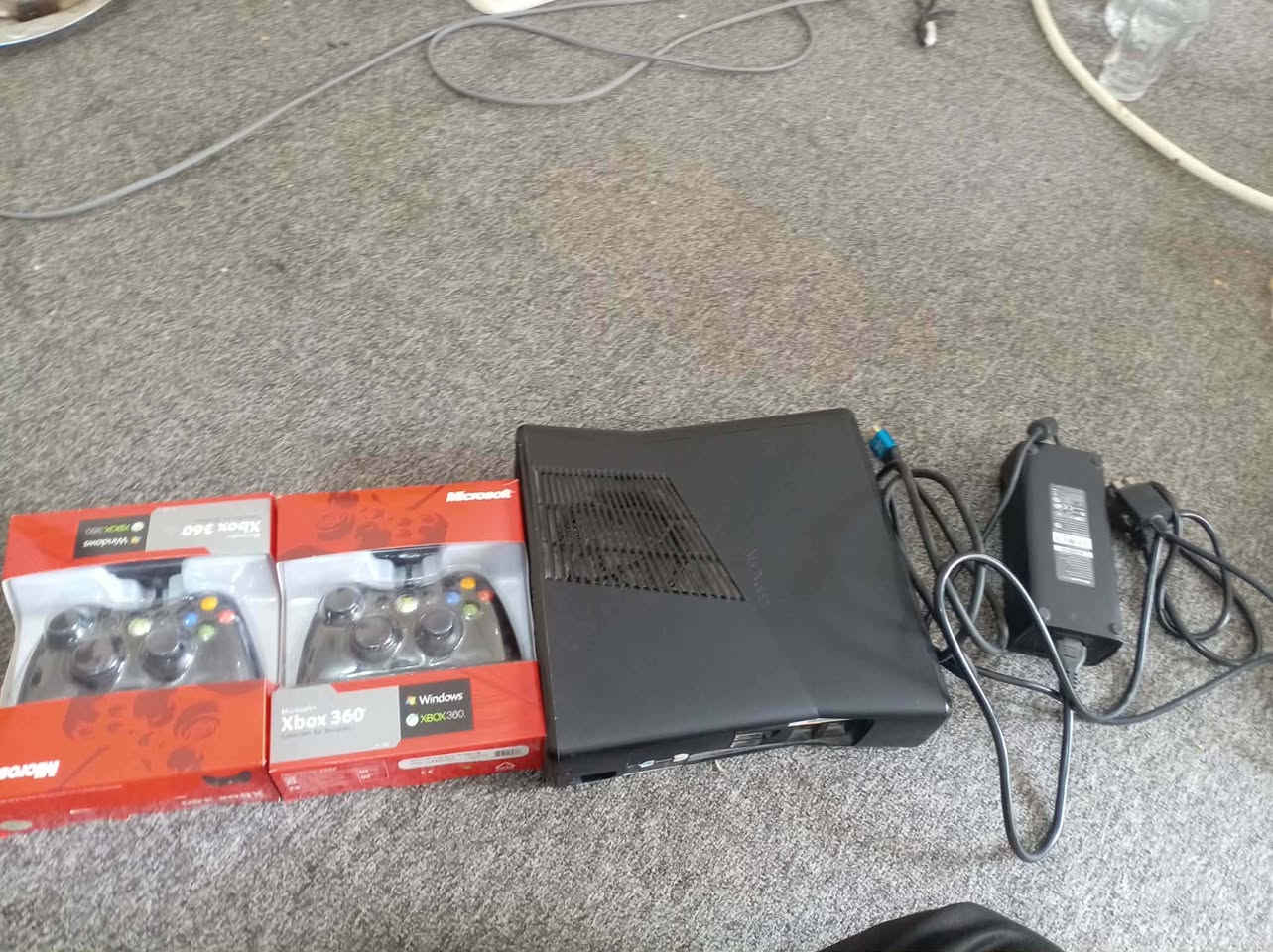 السلام عليكم بلي اكس بوكس 360 جهاز باله ما مفتوح لك ستيكر بي 145لعبا كامل ملحقات جوستكات 2 محوله اصليه واير اجدي1 مكاني نجف حي ميسان السعر 135وبي مجال الطيبين رقمي***********
