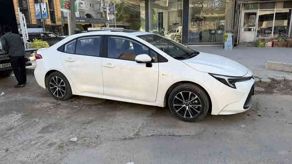 كورلا الشكل الامريكي موديل ٢٥ زيرو بعدها بريحة الشركة قبل يومين ماخذها من شركة الحلو وبيها دفتر ضمان من نفس الشركة السيارة مرقمة وكاملة عنوانها بحي الجامعة 
***********
داخل احمر
كشنات جلد كهربائي 
كامرة خلفية 
فتحة(سلايد)
اشاير بل مري
تحكم جهتين
ومعروفة مواصفات الكورلا
