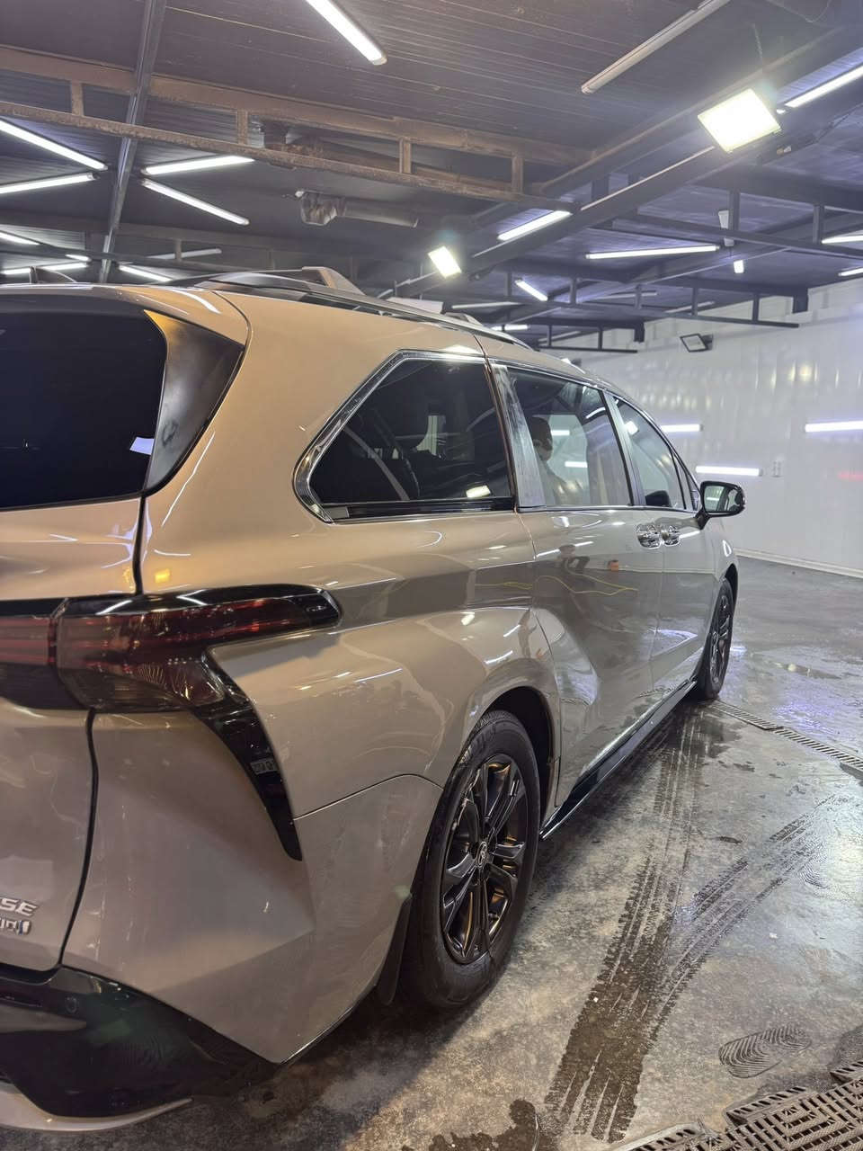 بسم الله الرحمن الرحيم
من رخصة مدير الاكروب اعادة النشر بسبب تنزيل السعر 

تويوتا سينا موديل 2024 مواصفات xse يعني فول مواصفات 

حادث خلفي كلش بسيط السيارة بدون ايرباك وصور الحادث مرفقة بلمنشور ماشية  تقريباً 18 mi السيارة حيييل نضيفة البجم كبس

السعر ٣٠٠$ 

اني مكلف بلنشر وغير متواجد على النت 

مكان السيارة بغداد

هذا رقم صاحب السيارة 

***********

***********
