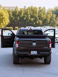 دوج رام موديل ٢٠٢٢ بك هورن محرك ٥٧٠٠ ايتورك مواصفاتها : ١- بانوراما ٢-...