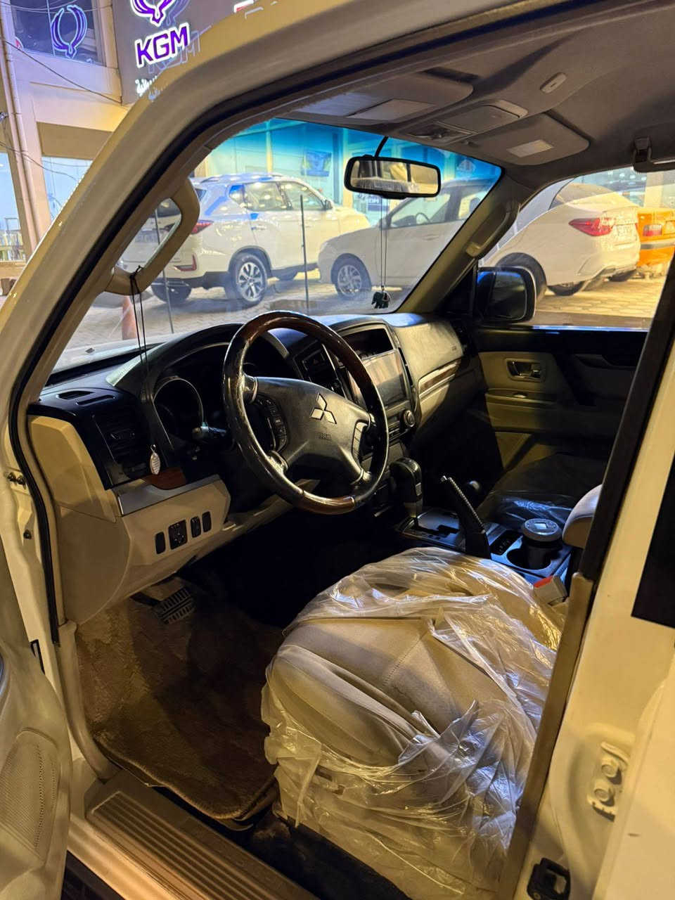 السلام عليكم
باجيرو 2008 
مكفوله كفاله عامه (عدا بارد بلباب الخلفي عكس السايق حك شبر)
كشر نضيف مثل ما موضح بلصوره
تبريد ومكينه وكير شرط
مكينه 3000
لون ابيض ثلجي
رقم بابل مشروع وطني
مكان السياره الديوانيه
السعر 123وبيها مجال بسيط حك جيه
رقم للتواصل 
***********
