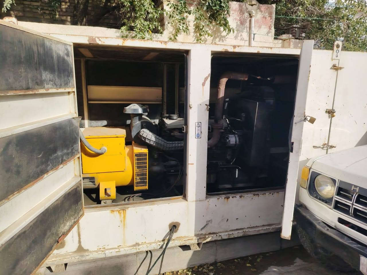 للبيع مولد بيركنز 100Kve أنكليزي سومو ٦ سلندر م بدون تبخير ولا تنقيص ولا نضيح والكاتم مالتها جدآ نظيف أما بيع أو مراوس بمولد أصغر ٦٠ او ٦٥ او ٧٠ kve لأن ماعندي مكان للمولد مالتي 
مكان المولد ميسان العمارة قطاع ٣٠
للأستفسار أكثر الأتصال على هذا الرقم وتدللون
***********
