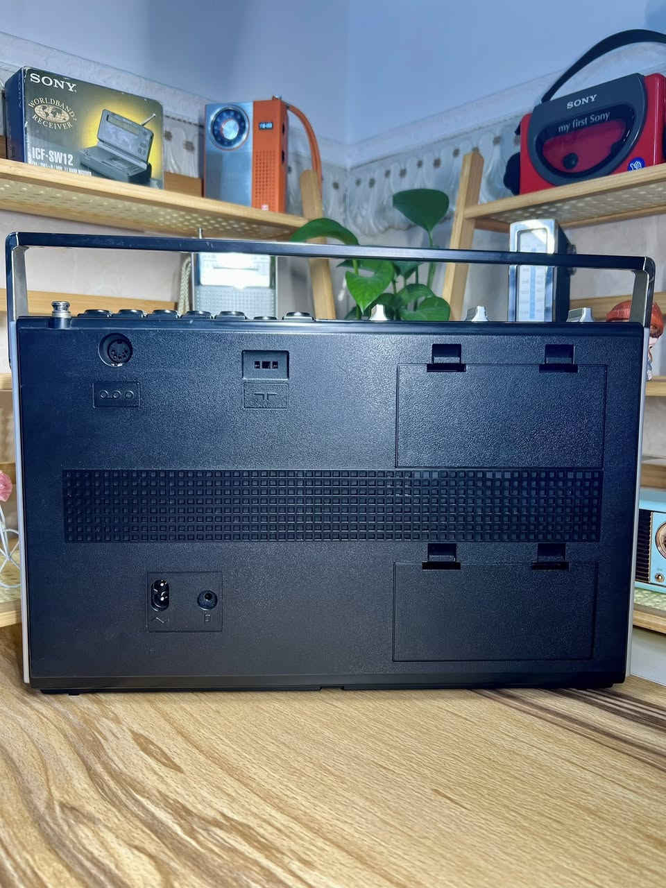 بعد اذن الآدمن
تحفة من كروندك انتاج ١٩٧٦ - ١٩٧٨
يعمل على الكهرباء المباشر او بطاريات حجم كبير عدد ٦
٥ موجات Fm-Lw-Mw-Sw(1-2)
نظام AFC تحسين التقاط تردد Fm
كيج قوة الاشارة و فحص قوة البطاريات
موقت التشغيل
للحجز مراسلة الصفحة او مراسلة واتساب على الرقم ***********
#الجميع
#راديوات_انتيكة
#راديو_قديم
#راديو_نادر
#تحف_وانتيكات
#انتيكات
#VintageRadio
#AntiqueRadio
#هواة_التحف
#بيع_وشراء
#العراق
