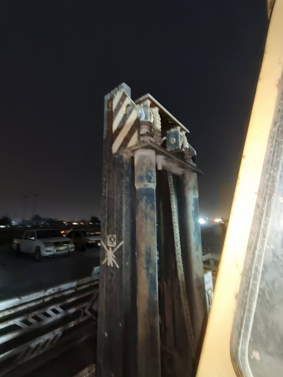 🚨 عـرض بـيـع مـعـدة ثـقـيـلـة (رافعة شوكية / كرنك) 🚨
السلام عليكم ورحمة الله وبركاته..
متاح للبيع رافعة شوكية (كرنك) حجم كبير للعمل الشاق، المعدة حديد قديم وقوي يتحمل الأوزان الثقيلة ومثالية لأصحاب المعامل، ساحات السكراب، أو مخازن المواد الإنشائية.
📌 تفاصيل المعدة:
نوع الوقود: ديزل.
الحجم: حمولة ثقيلة (وزن معاكس ضخم لثبات عالي).
البرج: مست (برج رفع) ضخم دبل هيدروليك وسلاسل متينة.
الكبينة: مغرفة (مغلقة) حديد.
الحالة: المعدة كلاسيكية قديمة، وتباع على وضعها الحالي المنظور في الصور (تحتاج بعض الإدامة والتصليح للإطارات والداخلية).
💰 السعر المطلوب: 35 ورقة (بيها مجال بسيط
📞 للتواصل والاستفسار ومعاينة المعدة على أرض الواقع:
[ *********** ]
[  بصره زبير شارع الكرفانيه  ]
( ملاحظة بدون أرقام ) 🚨
