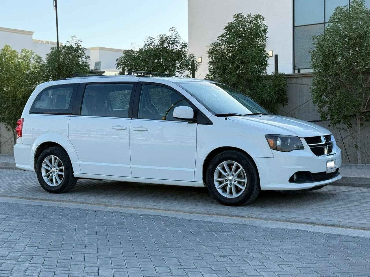 (بيع فقط )دوج كرفان موديل 2019 وارد امريكي السعر 148 وبيها مجال مواصفات SXT فول بيبان كهربائية جنطه كهرباء 7 راكب 3 قطع تبريد شاشه كامره محرك 3600 تبريد ثلج حداديه على وضع الشركه ماشيه 60 حقيقي تخم تاير بل كارتون السياره استخدام شخصي رقم بغداد مشروع وطني حادثها چاملغ وبنيد وجاملغ  ملون والباقي كفاله عامه ضربه وصبغ وتبديل مكاني كربلاء المقدسه الاستفسار ***********
