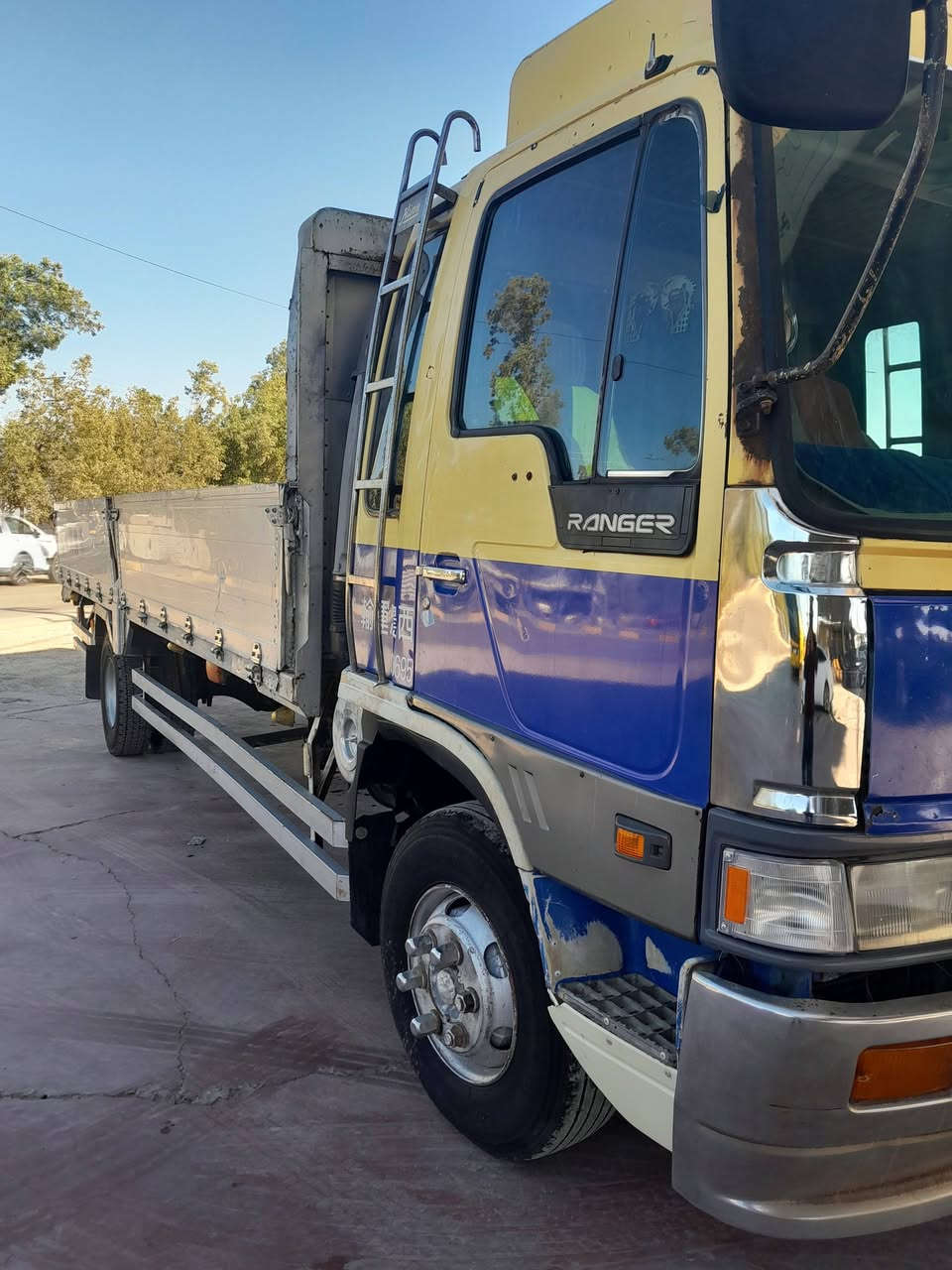 هينو طيره للبيع طول سته وربع بلادي مكينه ٧٠ عادي مكينه نضيفه بريك دهن المكان بابل ***********
