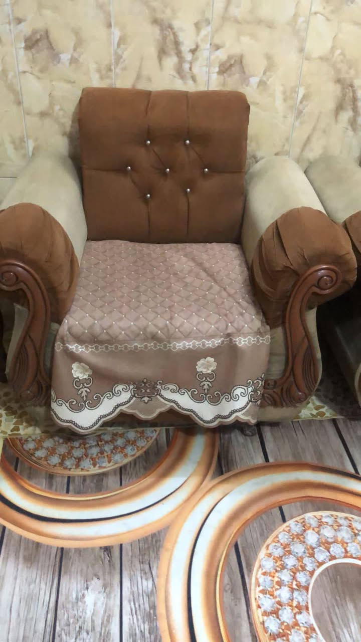 السلام عليكم عدي هاذ تخم للبيع
٥ قطع نضيف بي بس قعه وحده شوي تعبانه 
العنوان الخطيب الزراعي بغداد 
السعر ٢٠٠ وبي مجال بصيط 
الاتصال ***********
