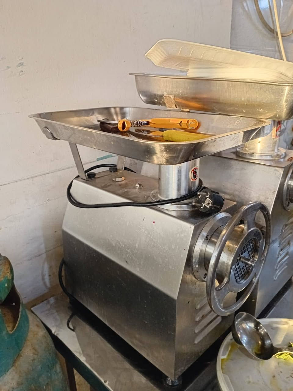 بيع غراض مطعم مستعمله فقط يومين*********** 
كاشير هوه ول ورقه كامل ب 500
ميز عرض ثمانين سانتبم ويطول ربع متار مغلف بل جام ول رضيه مرمر 550وبي مجال حكيه
حمايه ربع ملنكوات مستخدمه غاز وكهربا225
خلاط ستيل فقط قبق مكسور 200
مثرامه لحم 300
