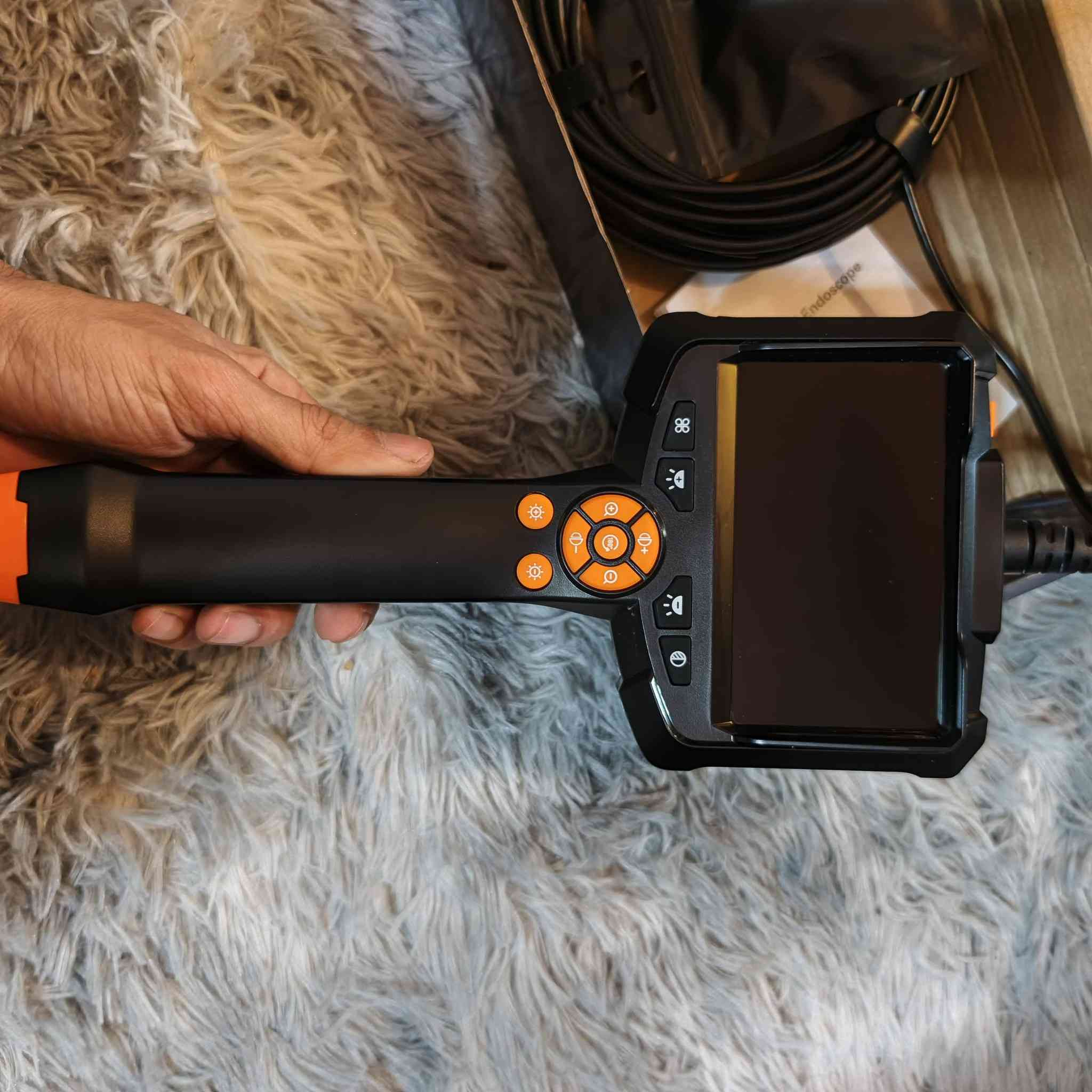 هذا المنتج عبارة عن منظار صناعي (Industrial Endoscope) يُستخدم لفحص الأماكن الضيقة والمظلمة وغير القابلة للوصول، مثل محركات السيارات أو الأنابيب. 
إليك أبرز مواصفاته ومميزاته:
شاشة عرض: يأتي مع شاشة مدمجة بحجم 4.3 بوصة بدقة HD لعرض الصور والفيديوهات مباشرة. 
الإضاءة والكاميرا: مجهز بـ 8 مصابيح LED قابلة للتعديل وعدسة ميكرو صغيرة (عادة 8 ملم) لرؤية واضحة في الظلام.


**إذا كنت صاحب هذا الإعلان وتريد حذفه لأي سبب، رجاءا أرسل رسالة إلى الدعم الفني**