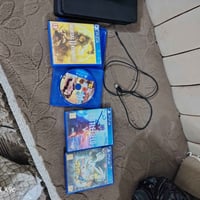 بلي 4 للبيع مكفول مامفتوح مشتغل قليل وياه يدتين وشاحنه واربع لعبات قرا...