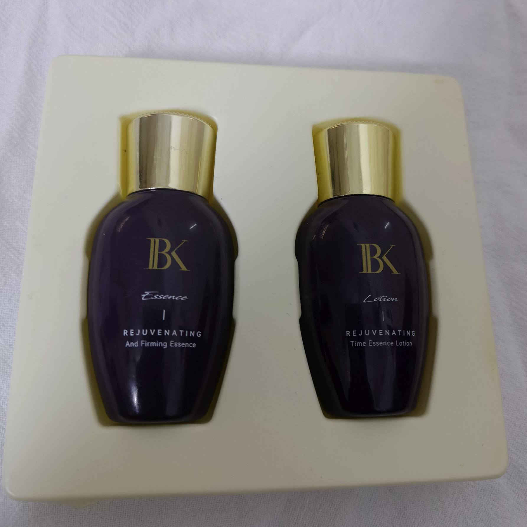 مجموعة مخصصة للعناية بالبشرة ومكافحة علامات التقدم في السن

الزجاجة اليسرى) مصممة لشد البشرة وتجديد حيويتها
الزجاجة اليمنى) يعمل كمرطب عميق يساعد في تحسين مرونة الجلد.

مناسبة للبشرة الحساسة: تم تحسين الصيغة لتناسب أصحاب البشرة الحساسة وتهدئة التهيج.
مكافحة التجاعيد: تعمل على تقليل مظهر الخطوط الدقيقة وشد ترهلات البشرة لإعطاء مظهر أكثر شباباً. 
 تهدف المجموعة بشكل عام إلى تقليل علامات التقدم في السن وشد البشرة المترهلة. 
السعر«» 10🔥


**إذا كنت صاحب هذا الإعلان وتريد حذفه لأي سبب، رجاءا أرسل رسالة إلى الدعم الفني**