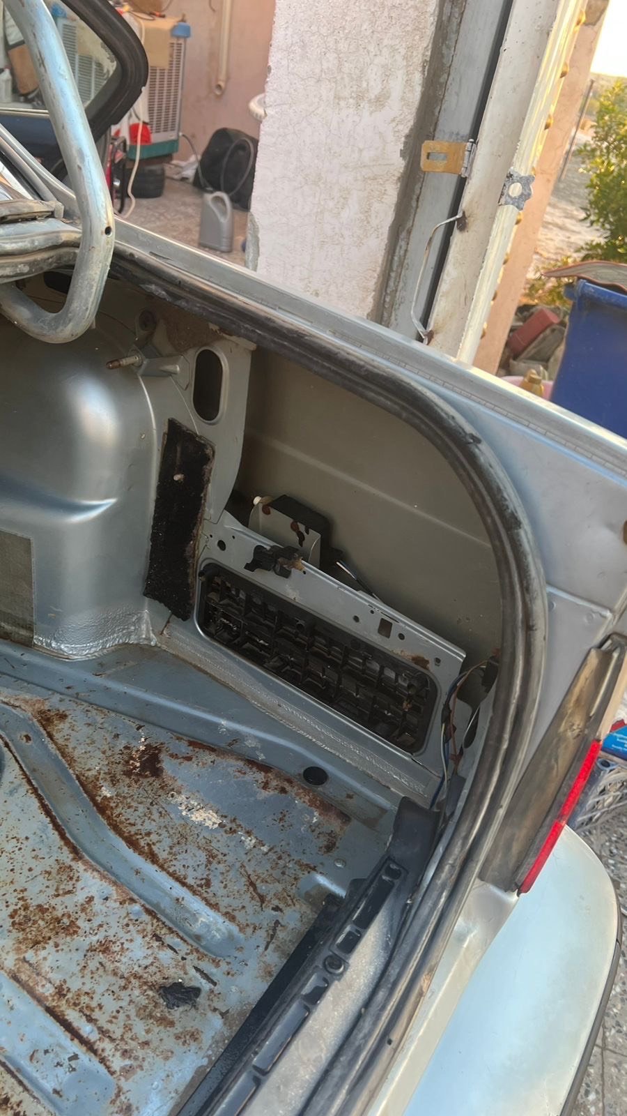 السلام عليكم BMW موديل 93 اصل سنويه بسمي رقم بابل الجديد محرك فانوس بيه بخار قليل كير جديد حداديه جديده بدون ضربه صبغ جماليه فتحه سقف مكان سياره حله مركز *********** السعر 60 $ بيه مجال