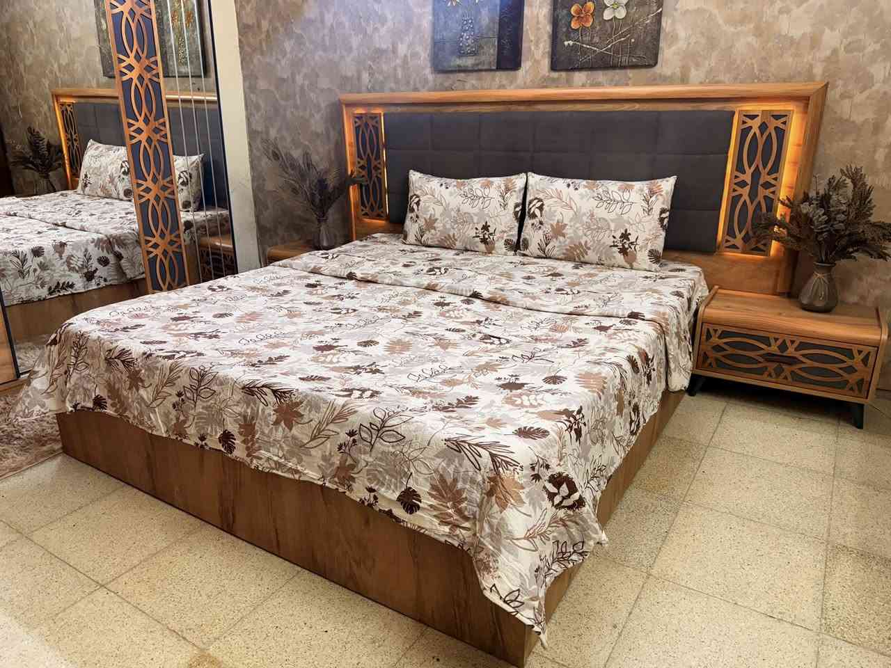 غرفة تركي ٧قطع سرير مخزن سعرهه ٨٠٠ مابيهه اي ضرر اي أستفسار الاتصال ‭‬***********
