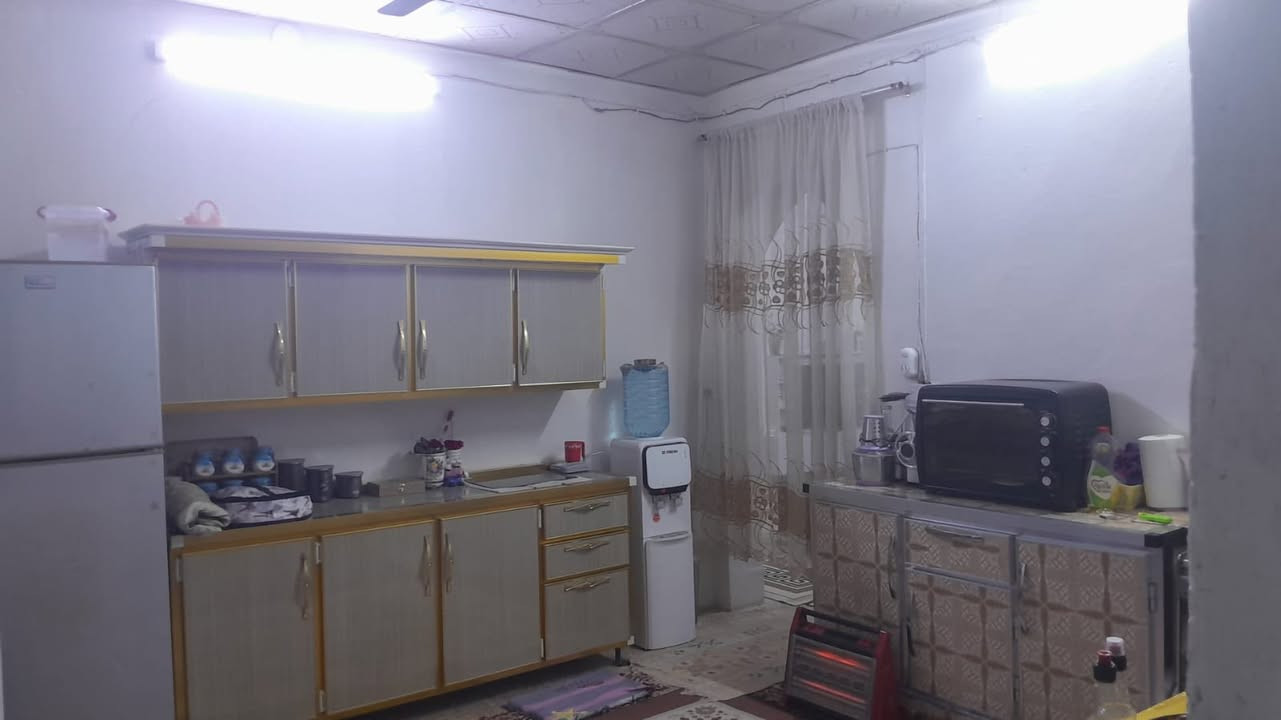 للبيع عقار في حي الافراز                                               هذا البيت مساحة 250 الوجهة 12ونص نزال 20
البيت موقعة على شارع حرف T

موقع العقار كلش  منتاز قريب على المدارس والمصتوصف الصحي 
***********
