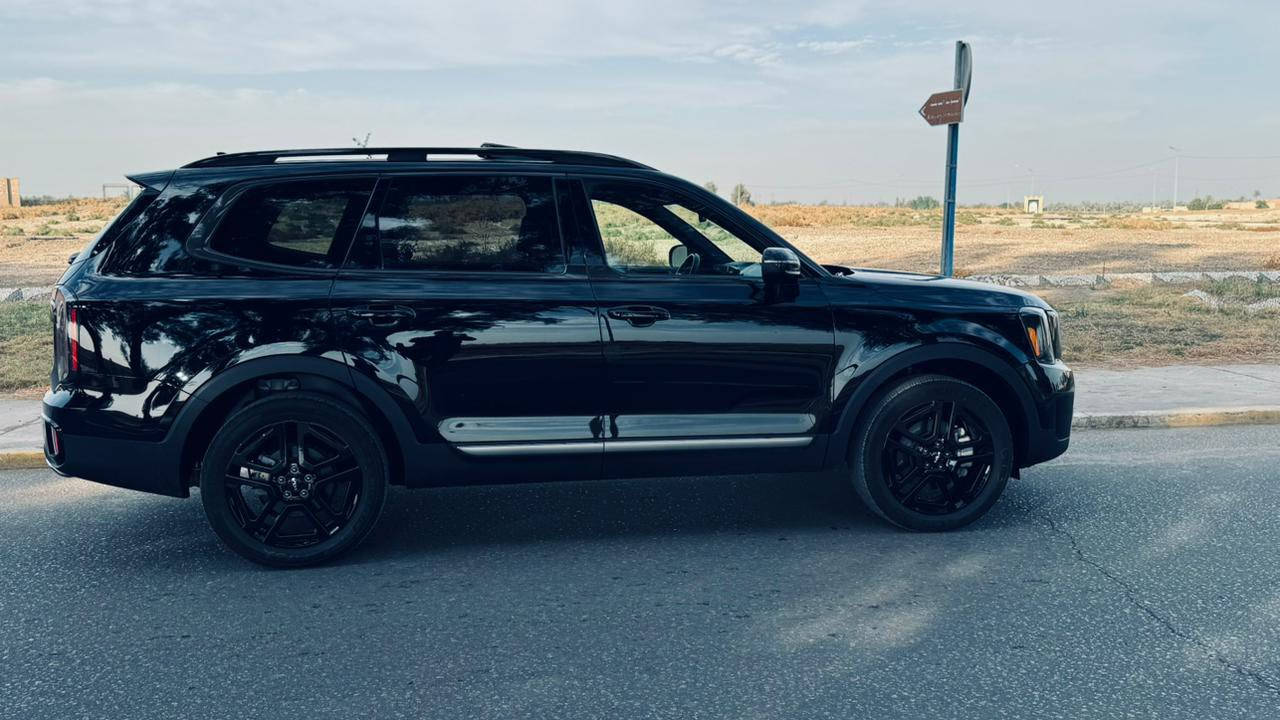 السلام عليكم 
للبيع 
كيا تلورايد موديل ٢٠٢٣ فئة EX X-LINE 
فول مواصفات 
بصمة  / تشغيل عن بعد / فتحة/ ويل كب كروم اسود / داخل جلد قرميدي / تدفئة تبريد كشنات / تدفئة ستيرن / حساسات / رادارات / نقطة عمياء / تحديد مسار / مثبت سرعة / كشنات منفصل / جنطة كهرباء / محرك ٣٨٠٠ / رقم بغداد مميز باسمي شرط مداور ثاني يوم / حادثهه بسيط جدا فقط حافة البنيد والجاملغ الايسر كلشي بلادي بالسيارة الصبغ مثل ماموضح فقط جزء من الجاملغ وربع البنيد 
عداد المسافة الحالي ٢٩ الف مثل ماموضح بالصور 
السيارة جديدة ومابيه اي نقص ولا اي شي غير اللي ذكرته 
مكفولة من اي بارد او رصعة او شخوط
السعر/ ٣٣٠ بي مجال بسيط 
اللي يحب يستفسر اكثر الاتصال عالرقم ***********
مكان السيارة مركز مدينة الحلة
