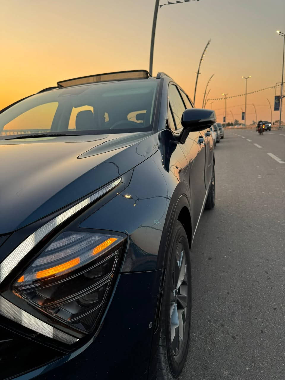 كيا سبورتج SX  2025 بريستيج هايبرد – أعلى فئة (Hybrid SX Prestige)كامل مواصفات لون مميز

وارد امريكي

حادث خفيف جاملغ امامي فقط مبدل بقطعة بلادية نفس اللون  مطابق وكل المعلومات موجودة

صور للحادث مُرفقة بل منشور  

 محرك 1.6 لتر توربو + نظام هجين كهربائي (هايبرد)                              

ناقل حركة 6 سرعات أوتوماتيك مع نظام Shift-by-Wire 

 دفع رباعي AWD قياسي 

بطارية ليثيوم أيون لمساعدة الهايبرد   

استهلاك وقود ممتاز اكثر من 700كم للتفويلة
       

نظام تثبيت سرعة ذكي + Adaptive Cruise Control 

نظام مساعدة تجنب الاصطدام (رادار)الأمامي + تحذير    المشاة  

تشغيل كاميرا امامية تلقائي ￼

 نظام مراقبة النقطة العمياء Blind-Spot Assist ￼

 كاميرا محيطية 360° + حساسات أمامية وخلفية ￼

 نظام الحفاظ على المسار + مراقبة السائق ￼

 نظام فرامل ABS + Hill-Hold + Assist 

شاشة معلومات وترفيه كبيرة + 2 شاشات أمامية 
Apple CarPlay + Android Auto       

 نظام ملاحة مدمج مع شاحن لا سلكي￼

 مكيف هواء أوتوماتيكي مزدوج المناطق 
Sunroof / Moonroofسقف بانورامي￼

 مفتاح ذكي + زر تشغيل مع تقديم وترجع عن بعد  ￼

 نظام صوتي هارمن كاردن  

دشبول كاربون فايبر بلادي

مصابيح LED تلقائية مع تشغيل/إطفاء أوتوماتيكي

 مرايا جانبية مع إشارات LED 

باب خلفي كهربائي Hands-Free 

5 مقاعد فاخرة مريحة جدًا للسائق والركاب

   مقاعد أمامية كهربائية بالكامل مع ذاكرة للسائق (Driver Memory) حفظ وضعيتين للجلوس￼

مقاعد أمامية وخلفية من الجلد مُدفأة ومهواة (Heating & Ventilation) للراحة في الصيف والشتاء.  ￼

 تنظيم دعم القطنية 10-way (السائق) لتحسين وضعية الظهر في الرحلات الطويلة.  ￼

 المقصورة الداخلية بلون أسود أنيق مع لمسات معدنية ولمسات Piano Black 

عجلة قيادة جلدية مدفأة مع أزرار تحكم ذكية للميديا والرحلات مع هزاز للتحذير 

 ￼زر تشغيل ذكي + دخول بدون مفتاح (Keyless Entry/Start).  ￼مساحات تخزين متعددة: في الأبواب، تحت الذراع، حاملات أكواب، ومساحة تخزين كبيرة.  ￼

صندوق حفظ نظارات + مخارج USB/12V متعددة في الأمام والخلف.  ￼

مرايا مكبرة مع إضاءة للراكب والسائق على الستائر الواقية.  

اربع وضعيات للقيادة ايكو سبورت سمارت سنو

لمعرفة السعر أتصل  ***********
