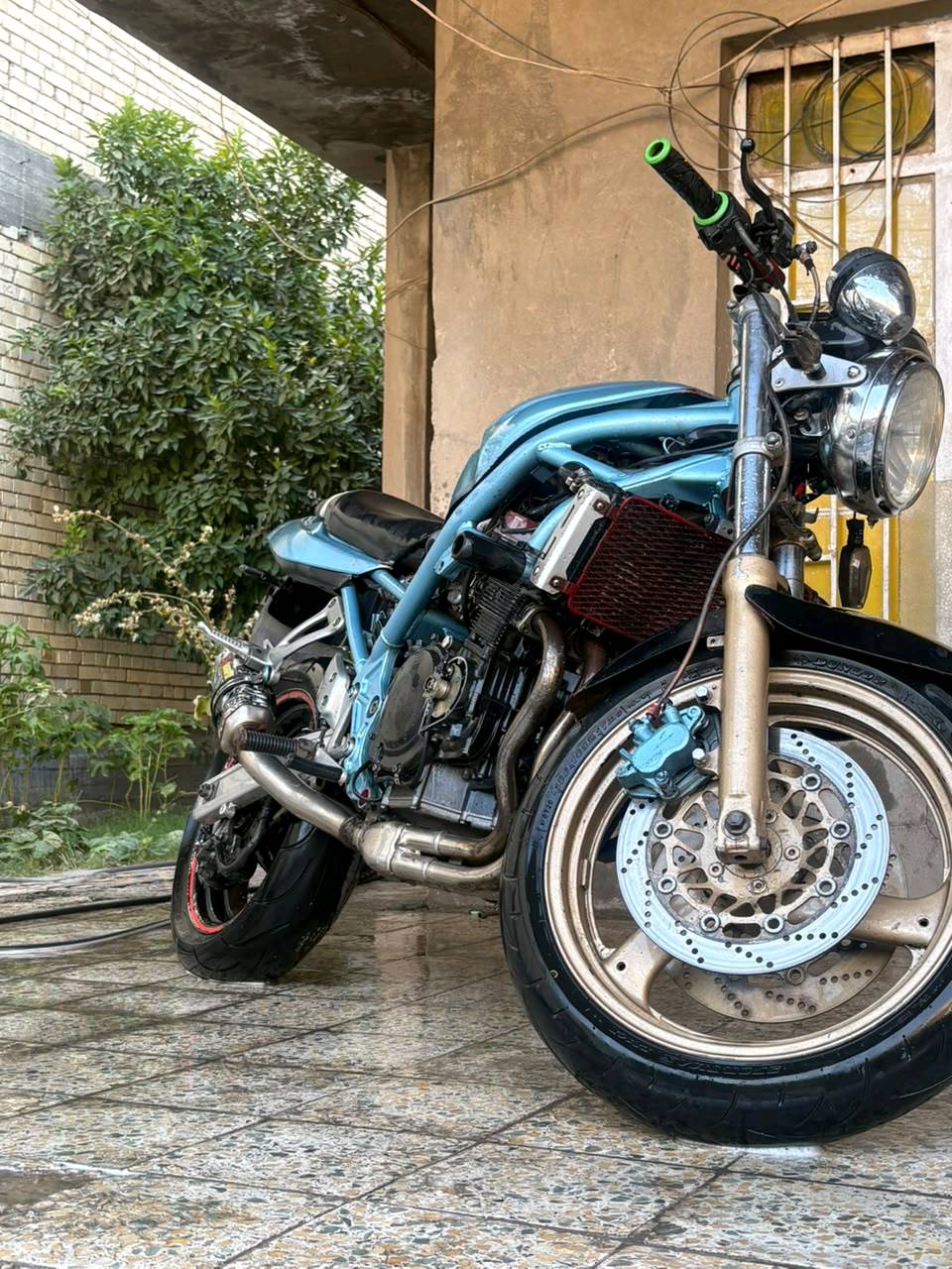 السلام عليكم دراجة باندة ربع 250cc 
الدراجة عليها ادامة كاملة كلجات بلكات محاول فلاوين ملف كتف باتري 
نقصها بس كابريتر سعرها مليون و ١٠٠ وبيها مجال .
مكاني بغداد الدورة 
***********