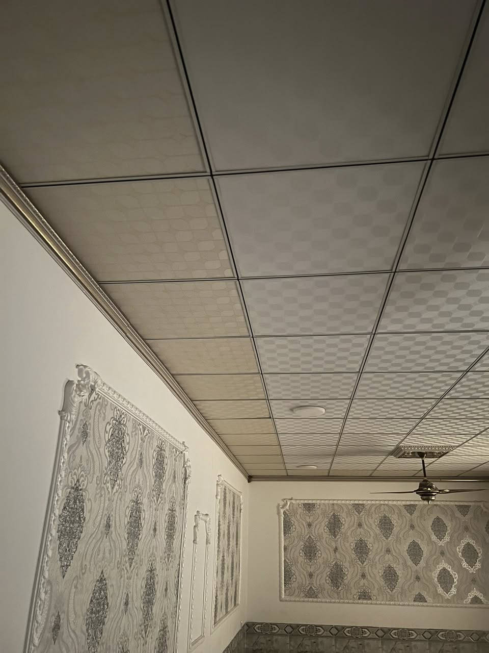 سلام عليكم 
خلفه سقوف ثانويه وديكورات وصباغ وشغل درجه اولى  متفرغ حاليا اي ستفسار اتصل ***********
