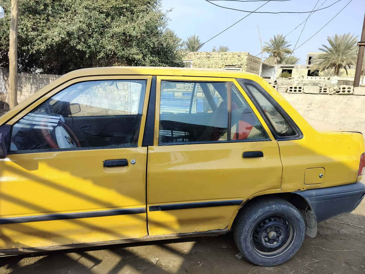 السلام عليكم سايبه موديل 2012
السيارة نضيفه محركه نضيف الكير يبدل بس ثاني يعني كايم حداديه جديده السياره رقم احمر عليه غرامه راعيه موجود باتري جديد تخم تاير جديد 
السيارة رايده قفل ب مليون جماعة ال 950 اطلعو كبل 
رقم الهاتف.***********
