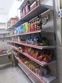 عارضة عمودية تبريد بابتين و عارضة بطحيه تجميد مع رفوف مع ميز استخدام ق...