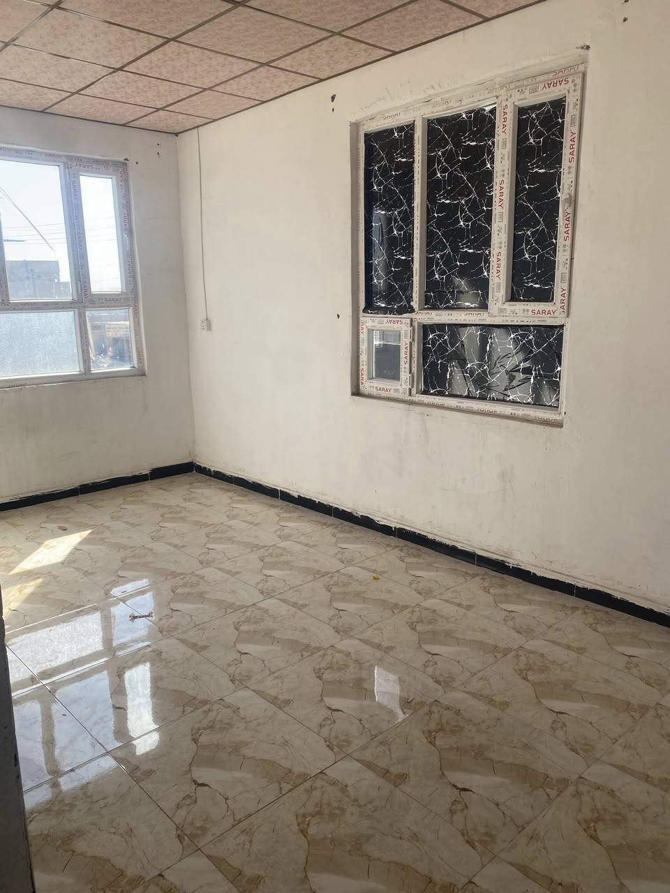 � فرصة ذهبية للإيجار – لا تفوتك 🚨
📍 شقة طابق ثاني بموقع حيوي جداً قرب تقاطع الوثبة
موقع مرغوب وقريب من كل الخدمات والأسواق والمواصلات ✨

🏠 تفاصيل الشقة:
▪️ غرفتين نوم مرتبات
▪️ صالة استقبال مريحة
▪️ مطبخ عملي
▪️ صحيات نظيفة
▪️ بلكونة بإطلالة حلوة

✅ مناسبة لـ:
👨‍👩‍👧‍👦 العوائل
🎓 الطلاب
👷 العمال
👬 الشباب

💥 شقة نظيفة وجاهزة للسكن فوراً
💥 موقع يخدمك بكل شي تحتاجه
💥 السعر مناسب مقابل الموقع والمواصفات

📞 للحجز والاستفسار: ***********
📲 متوفر واتساب – رد سريع

⏳ لا تضيع الفرصة… اتصل الآن قبل ما تنحجز 👌
