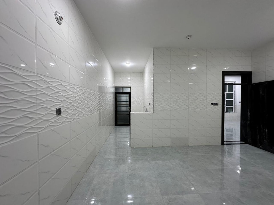 دار طابق واحد مسلح طابو صرف 
في ال6 كيلو خلف مول زنبيل مباشرآ
المساحة / 200 متر
الشارع / 10 متر
* البناء جديد 2025_2026
* البناء حجر وسمنت 
* الارضية بورسلين 
* المطبخ والصحيات فرفوري 
يحتوي الدار/ 
كلدور واستقبال كبير وصالة 
وغرفتين نوم ومناور عدد 2 
ومطبخ حار وبارد وبيتونه 
ومجمع صحيات عدد 2 داخلية وخارجية وكراج 
السعر / 115 مليون قابل للتفاوض مع صاحب الدار
للاستفسار 
مكتب ابو مصطفى للعقار في الرمادي حي المعلمين 
قرب فلكة الفرسان مقابل مصرف الخليج التجاري 
هاتف 
محمد  ***********
مثنى  ***********
يتوفر (واتساب) على نفس الارقام
