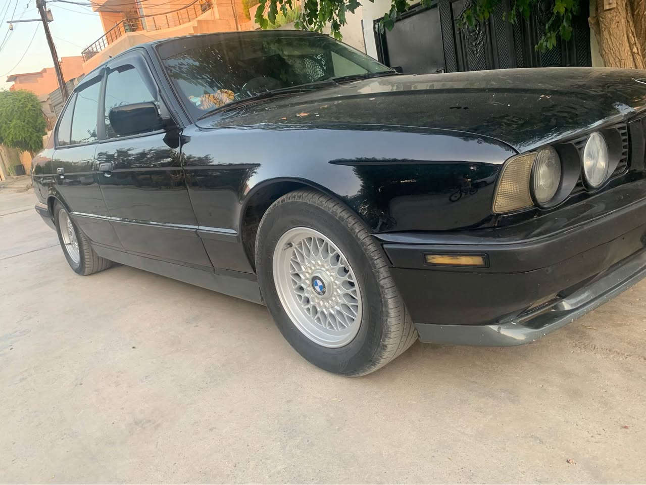 بیئیم مۆدێل ٩٤  تەبریت لە سەر سیوچ تۆماتیک ٤ جام کارەبا فول بەس سلایت نیە سەنەوی تازە تا ٢٠٣٠ تازەیە کارەبای کامل بەشەرت گێرو مەکینەی بەشەرت هەڵمی نیە تازە رۆنی گێرو مەکینەم گۆریوە چوار تایەو ویلی لۆکی لەسەرە پێشو پشتی کەپسە لەسەر ساخی کامل کورە کراوە  ٦٩ معامەلەیەکی برایانە
***********
*********** Singapore
