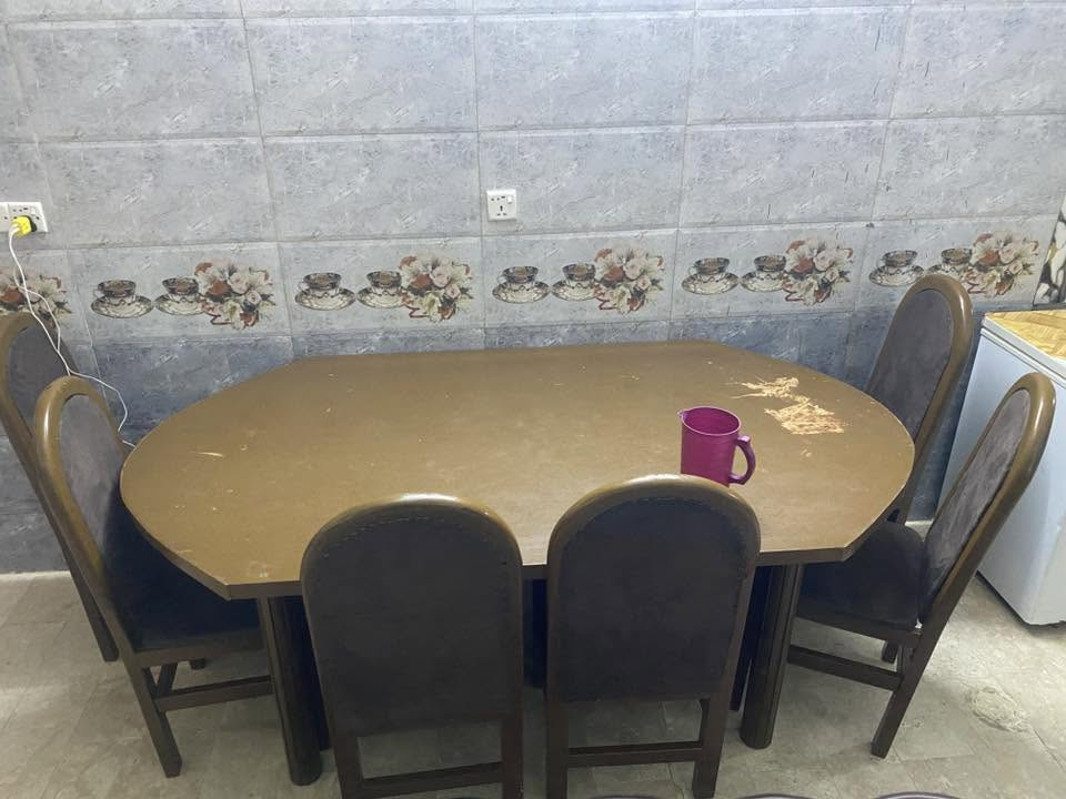السلام عليكم ميزز طعام 6 كراسي خشب قوي ثكيل . يرادله صبغ ويترتب. السعر 150 وبي مجال. مكان بغداد 
متوفر ع وتساب ***********
