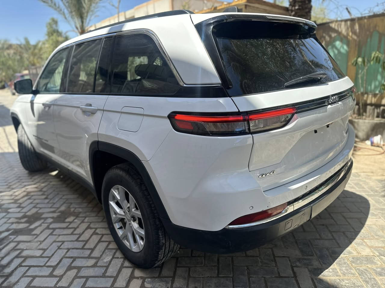 � للبيع Jeep Grand Cherokee 2023 ليمتد (LIMITED)

* 🔹 الموديل: 2023
* 🔹 اللون: أبيض
* 🔹 الحالة: حادث غرق 
* 🔹 التشغيل: شغالة بحالة جديدة
* 🔹 الدفع: 4×4
* 🔹 المحرك: 6 سلندر 3.6 لتر (حوالي 293 حصان)  
* 🔹 قير: أوتوماتيك 8 سرعات  
* 🔹 شاشة + نظام ملاحة + Apple CarPlay
* 🔹 كاميرات + حساسات أمامي وخلفي
* 🔹 فتحة سقف بانوراما
* 🔹 تبريد وتدفئة مقاعد
* 🔹 تحكم سكان + مثبت سرعة
* 🔹 نظام أمان (نقطة عمياء + مسار + تنبيه)  
📍 الموقع: بغداد
للستفسار… ***********
